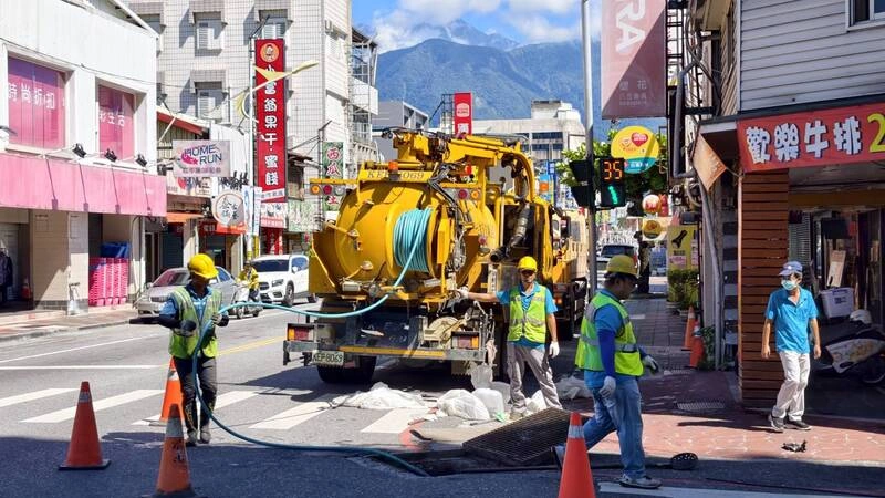 颱風巴威逼近　花蓮市公所提前啟動排水溝清淤
