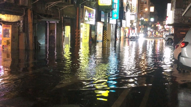 颱風逼近基隆海水倒灌  愛四路積水深及小腿肚