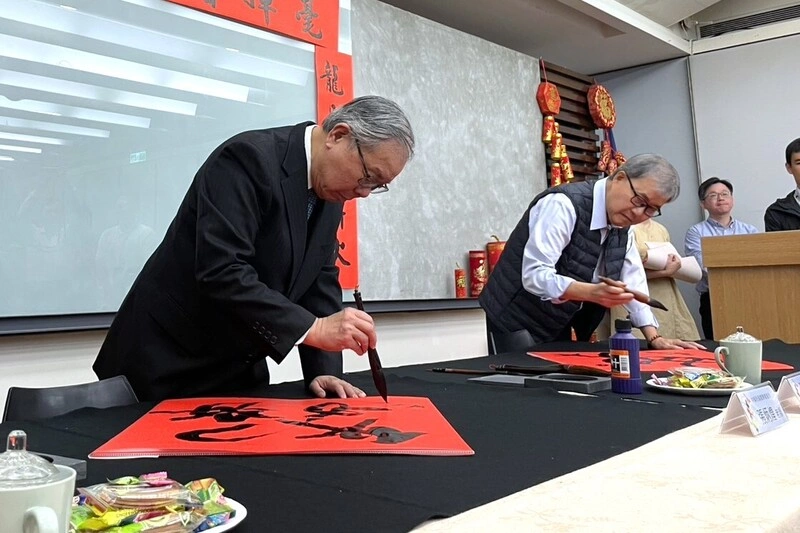 教長靠寫書法紓解壓力　鼓勵自在揮毫不受限