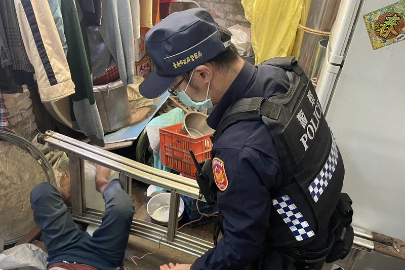 台南獨居翁遭震倒鋁梯壓住　受困逾半日獲救