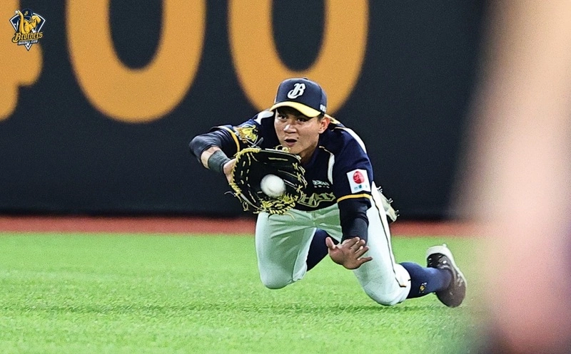 岳政華攻守佳撐住勝利　李凱威被沒收安打仍致敬