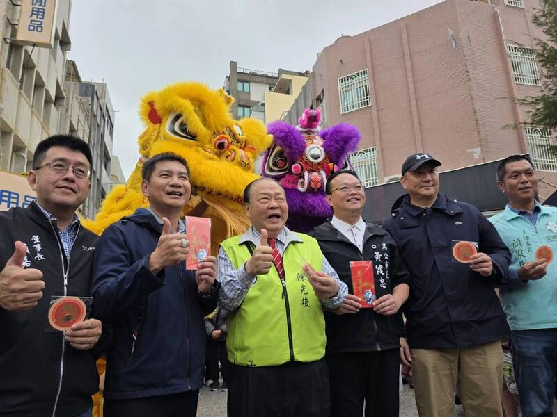 馬年百福具臻福袋討喜  民眾湧現爭相索取