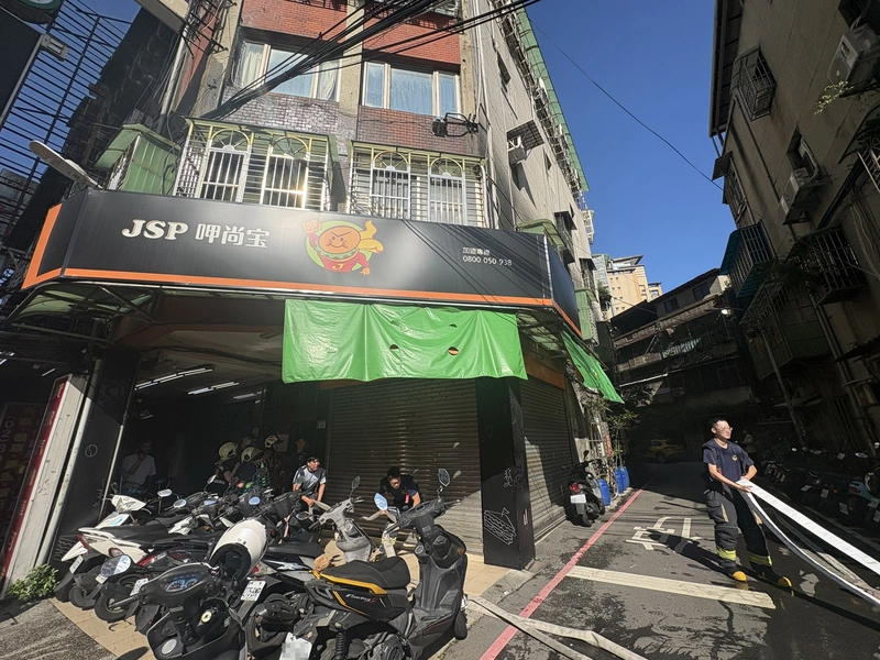 板橋2樓公寓清晨竄濃煙　1男命危送醫搶救