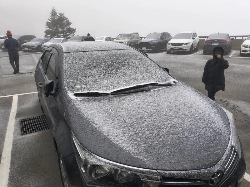 合歡山降冰霰車輛覆蓋薄冰