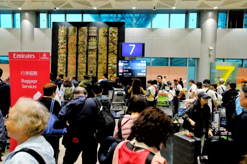 美伊開戰首架杜拜班機抵台　旅客開心接機者泣不成聲