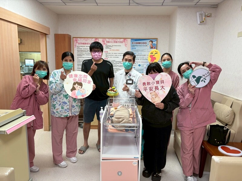 門諾3.5公分手術視野穿梭髮絲血管 早產兒搶命成功