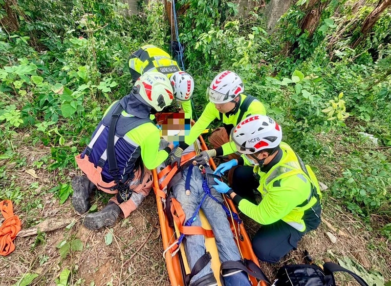 竹市工人失足墜10公尺深邊坡　警消馳援