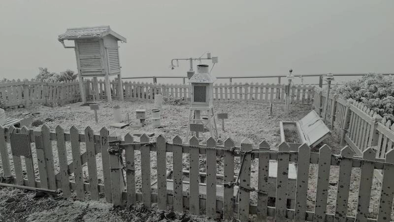 大陸冷氣團影響　玉山北峰降雪
