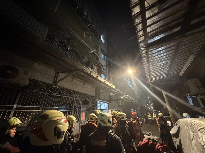 中和男深夜持刀劃破瓦斯軟管縱火 新北警消壓制送辦