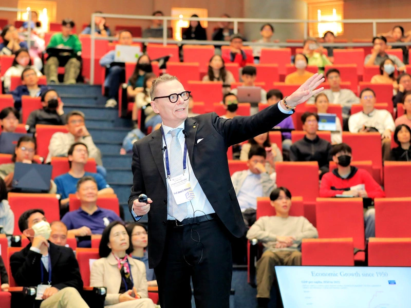 諾貝爾得主羅賓森台大演講