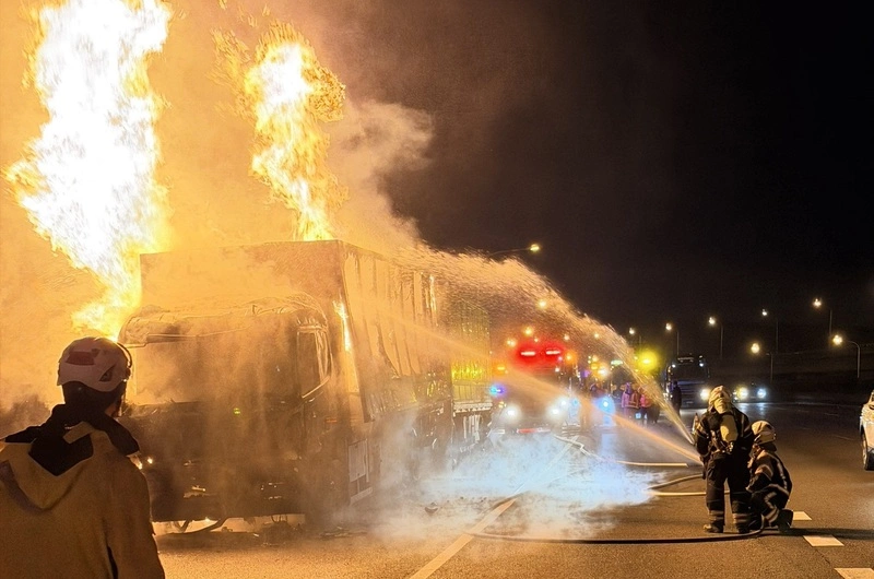 國1林口路段聯結車起火幸無傷亡