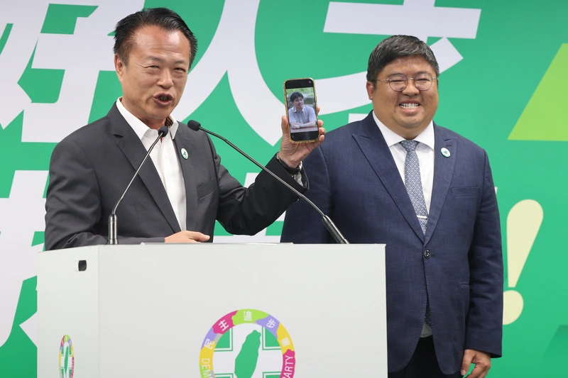 蔡易餘參選嘉義縣長　翁章梁現身站台