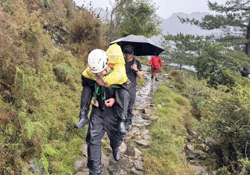 10歲女童登玉山虛脫　救援人員背負送醫