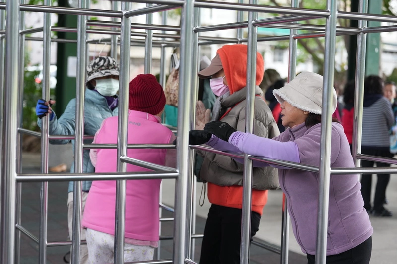 低溫特報　民眾禦寒衣物上身（2）