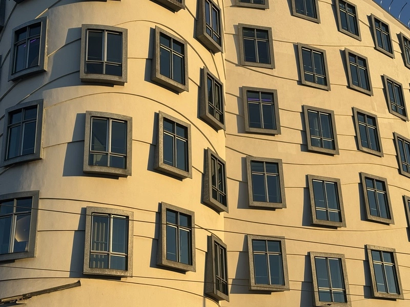 布拉格「跳舞的房子」　外凸邊框窗戶營造立體感