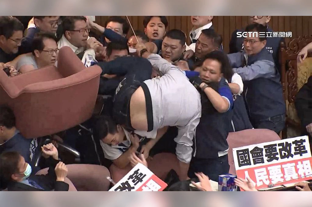 2024、2025年國會肢體衝突頻傳...檢方今偵結起訴立委柯建銘、王鴻薇、謝龍介共10人...創起訴最多立委紀錄