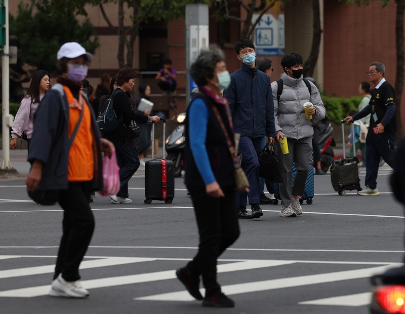 東北季風挾境外污染物移入　民眾外出戴口罩