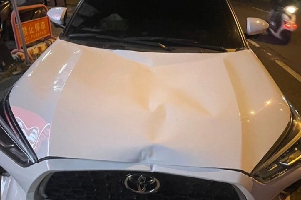 男與堂兄有嫌隙蓄意開車撞擊　肇事車輛車頭凹陷