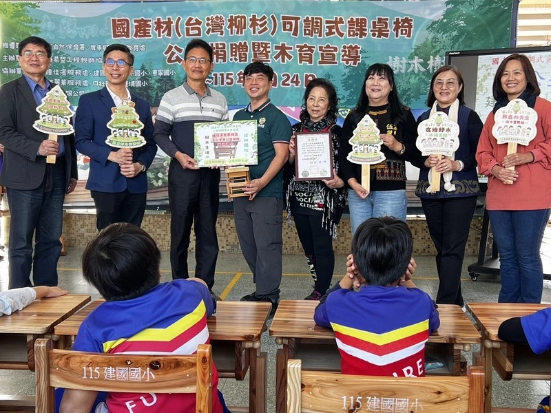 立委媒合木業公司捐贈國產材製可調式課桌椅