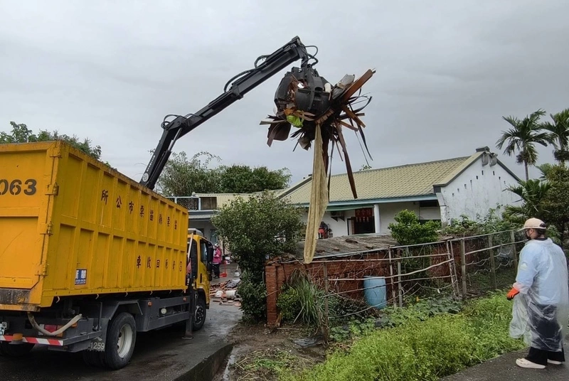 苗栗豪雨淹慘三合院　5天清出近50噸泡水家具