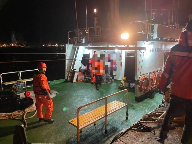 澎湖將軍民眾摔傷頭部  澎湖海巡冒風浪救援送醫