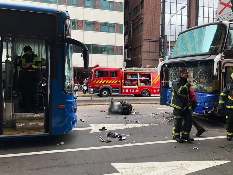 北市遊覽車駕駛疑身體不適　逆向撞2機車釀3傷