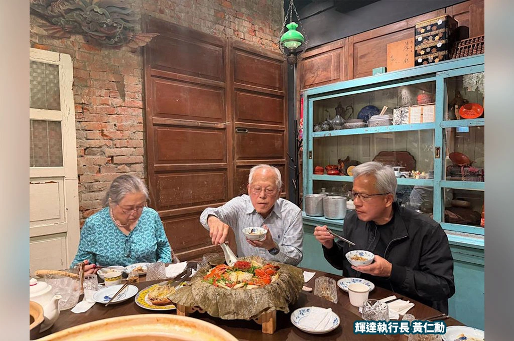 黃仁勳與父母現身台北餐敘 輝達官方罕見曝光家庭合照