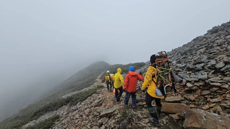 退休校長登山失聯　高雄警消動員搜救帶回遺體