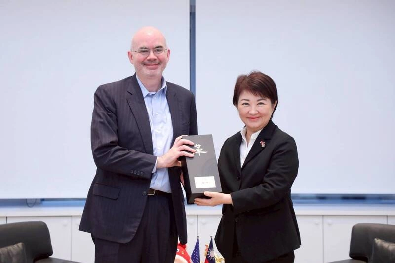 AIT谷立言拜會盧秀燕　盼促進合作