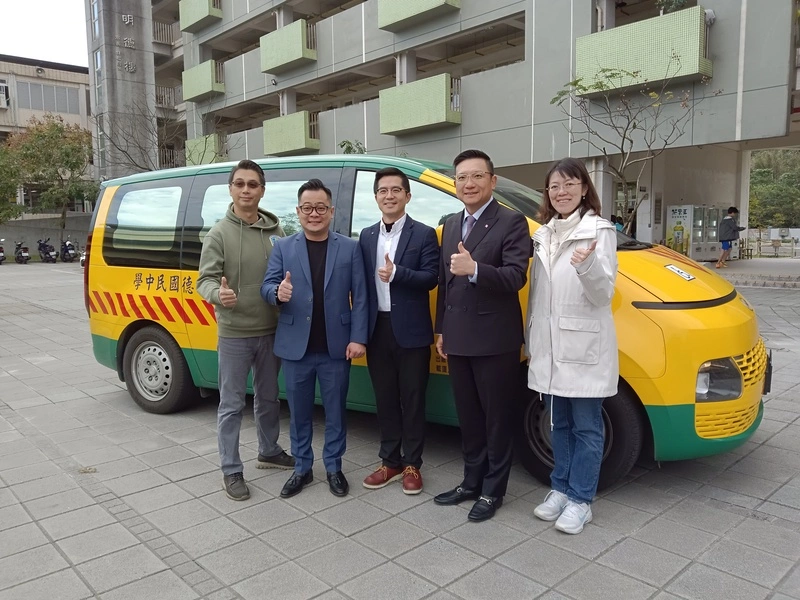 基隆議長童子瑋媒合捐明德國中特教車