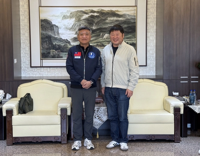 何啟聖花蓮拜會張峻　表達參選下屆縣長理念