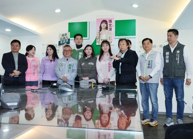 陪議員登記初選　王世堅被問選市長稱黨內人才濟濟