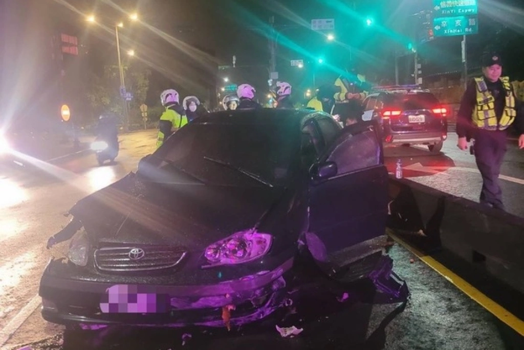 男違規拒檢逃逸還衝撞　自撞分隔島落網搜出毒品