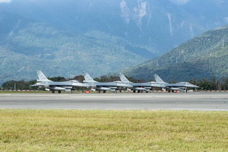 F-16戰機完成檢查恢復訓練