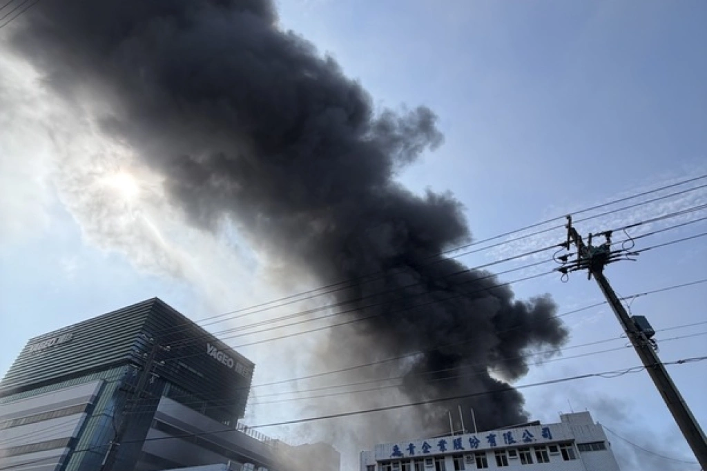 高雄大發工業區工廠火警　黑煙竄出（3）