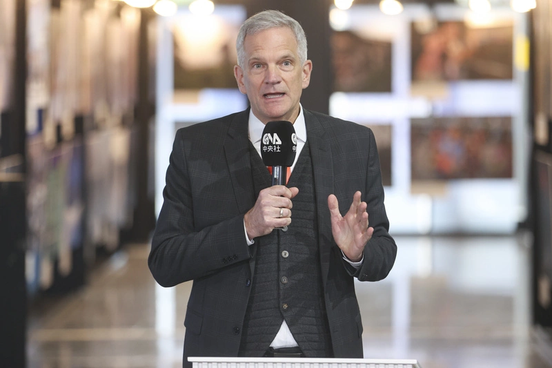 狄嘉信出席「明日世界」新聞攝影展開幕儀式