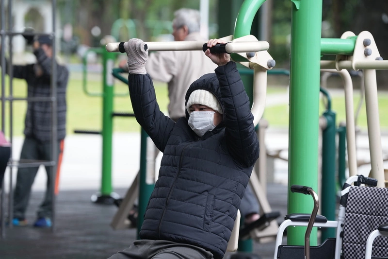 低溫特報　民眾禦寒衣物上身（1）