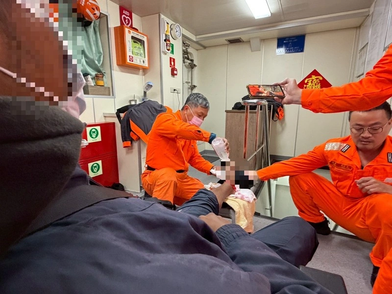 澎湖外籍船員腳傷　海巡艇救返送醫