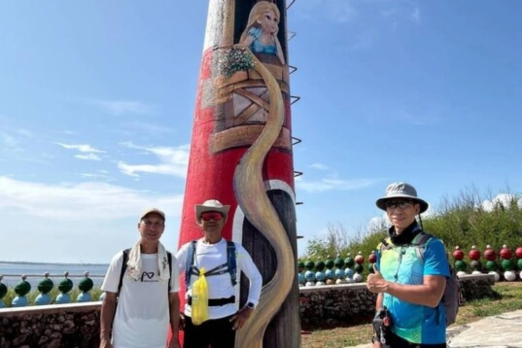 7旬翁偕友徒步探索澎湖故鄉之美  實現兒時環島夢