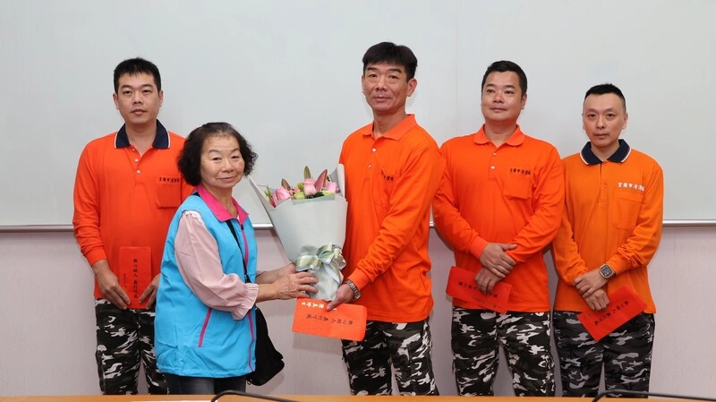 老婦等垃圾車跌落3公尺深溝　宜蘭市清潔隊及時救援