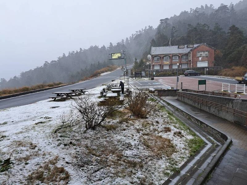 合歡山區降冰霰　部分道路結冰