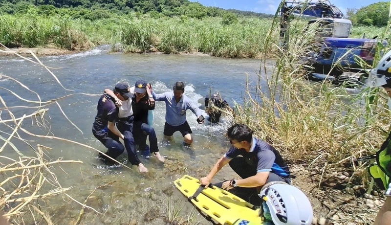苗縣失智翁迷途受困河床　警消空拍尋獲搶救