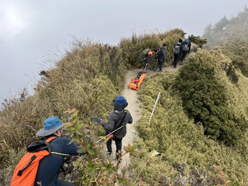 男登關山嶺山跌倒骨折　消防以擔架運下山送醫
