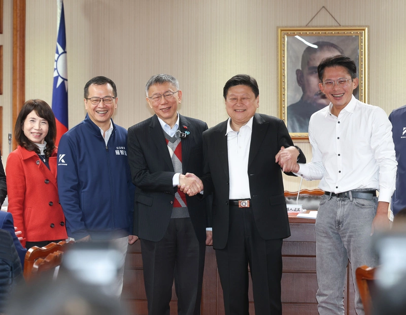 拜會國民黨立院黨團　柯文哲和傅崐萁握手致意