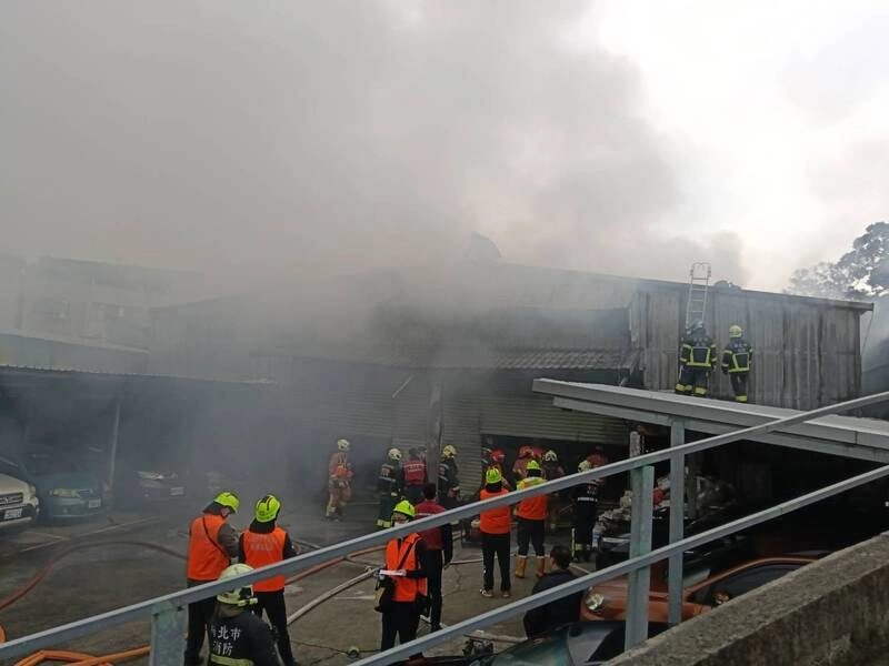 新北中和鐵皮工廠大火　1員工罹難