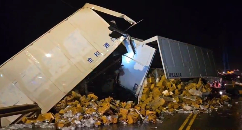 新北貢寮台2線曳引車擦撞車頭衝出護欄上午恢復通行