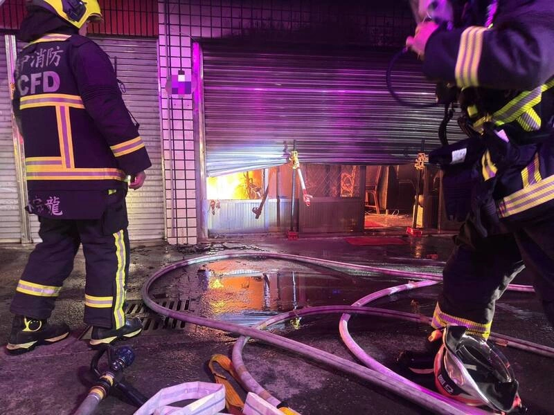 台中東勢民宅凌晨火警　消防陽台救出3人