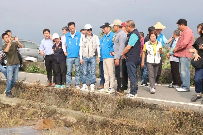 苗栗暴雨後龍瓜田農損　鍾東錦勘災允助復耕
