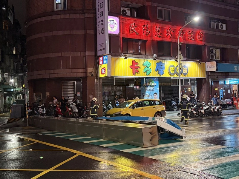 颱風來襲新北三重銀行招牌掉落　幸未砸中路過人車