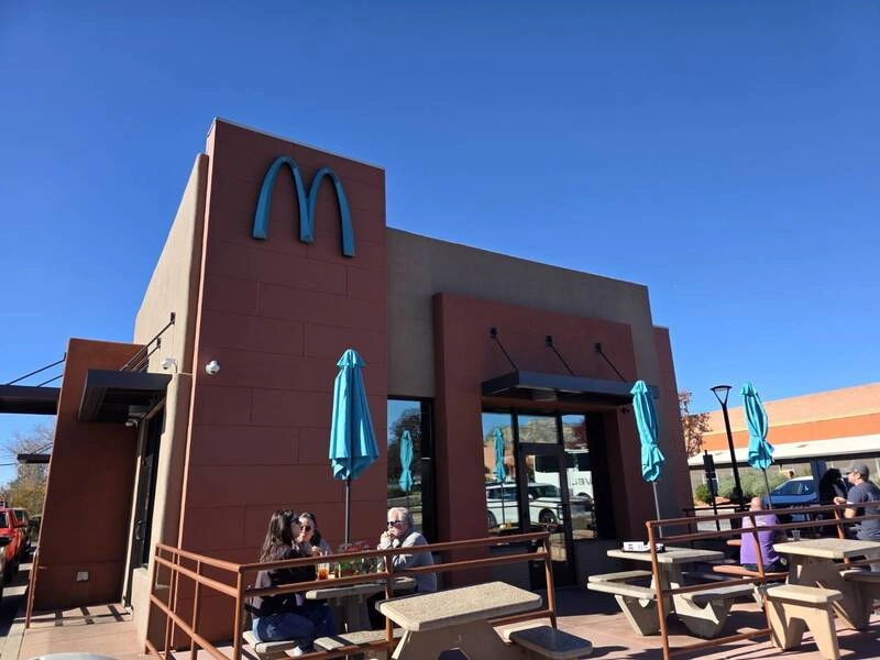 全球唯一藍色麥當勞 位於亞利桑那州塞多納